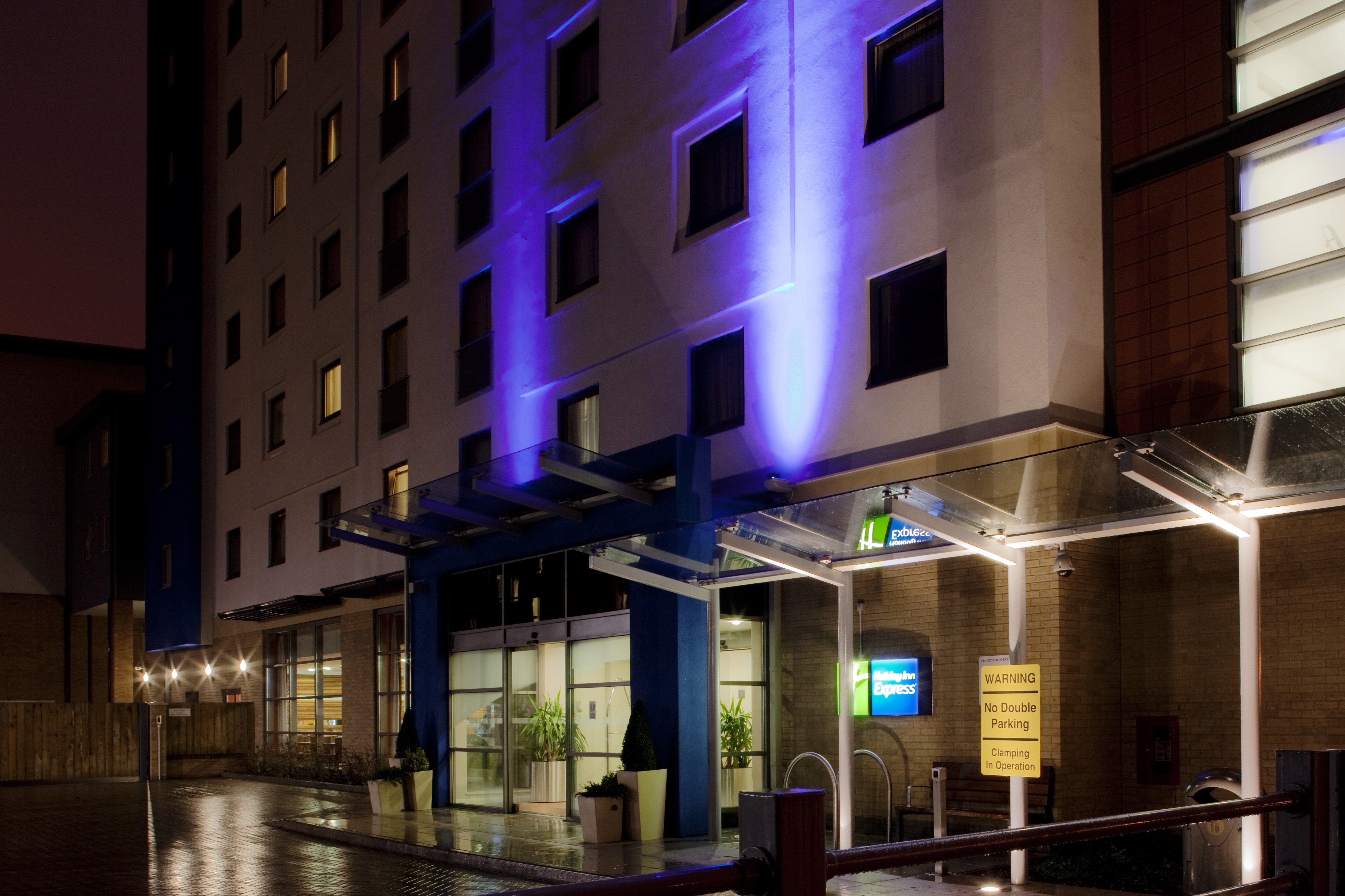 Holiday Inn Express Slough Bagian luar foto